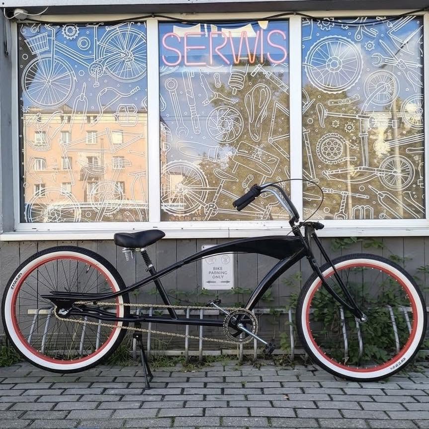 Rower typu custom cruiser przed Bike & Rest